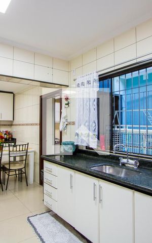 Casa à venda com 350m², 4 quartos e 3 vagas Casa à venda com 350m², 4 quartos e 3 vagasCozinha
