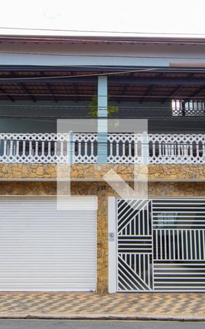 Casa à venda com 350m², 4 quartos e 3 vagas Casa à venda com 350m², 4 quartos e 3 vagasFachada