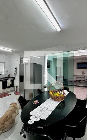 Casa para alugar com 250m², 4 quartos e 3 vagas Casa para alugar com 250m², 4 quartos e 3 vagasCozinha
