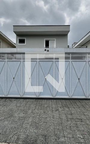 Casa para alugar com 250m², 4 quartos e 3 vagas Casa para alugar com 250m², 4 quartos e 3 vagasFachada