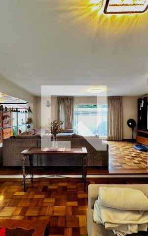 Casa para alugar com 250m², 4 quartos e 3 vagas Casa para alugar com 250m², 4 quartos e 3 vagasSala