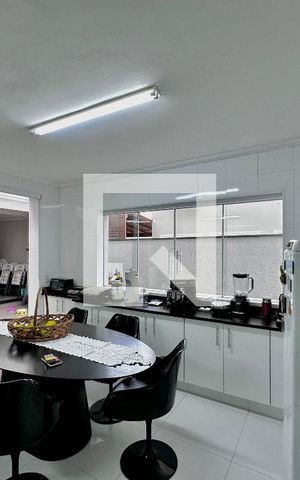 Casa para alugar com 250m², 4 quartos e 3 vagas Casa para alugar com 250m², 4 quartos e 3 vagasCozinha
