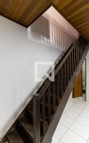 Casa à venda com 250m², 5 quartos e 2 vagas Casa à venda com 250m², 5 quartos e 2 vagasEscada da Casa 2