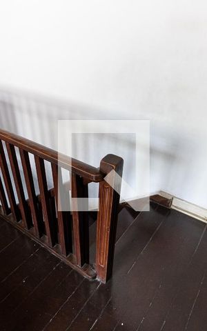 Casa à venda com 250m², 5 quartos e 2 vagas Casa à venda com 250m², 5 quartos e 2 vagasEscada da Casa 2