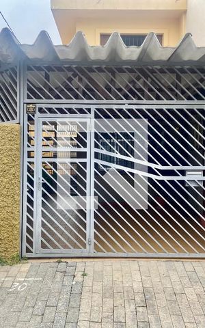 Casa à venda com 120m², 3 quartos e 2 vagas Casa à venda com 120m², 3 quartos e 2 vagasFachada