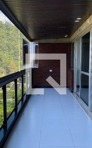 Apartamento à venda com 160m², 3 quartos e 2 vagas Apartamento à venda com 160m², 3 quartos e 2 vagasDetalhe da varanda da sala
