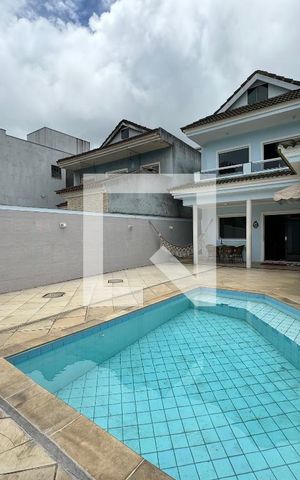 Casa de condomínio à venda com 180m², 3 quartos e 2 vagas Casa de condomínio à venda com 180m², 3 quartos e 2 vagasÁrea externa