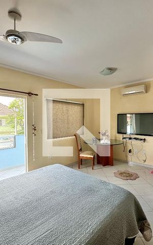 Casa de condomínio à venda com 180m², 3 quartos e 2 vagas Casa de condomínio à venda com 180m², 3 quartos e 2 vagasSuíte