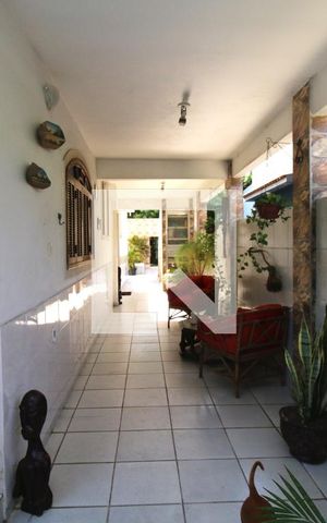 Casa à venda com 235m², 3 quartos e 2 vagasCorredor lateral - Varanda