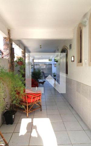 Casa à venda com 235m², 3 quartos e 2 vagasCorredor lateral - Varanda