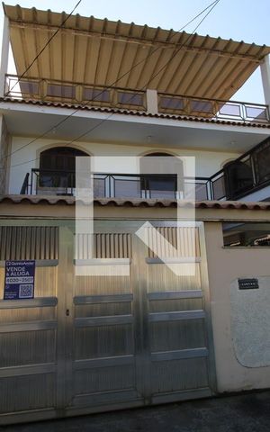 Casa à venda com 235m², 3 quartos e 2 vagasFachada da casa