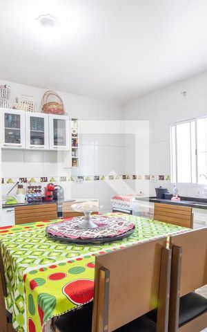 Casa à venda com 350m², 4 quartos e 5 vagas Casa à venda com 350m², 4 quartos e 5 vagasCozinha