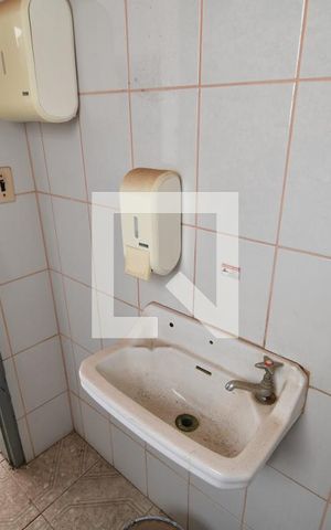 Casa para alugar com 400m², 2 quartos e 2 vagasPorão - Banheiro