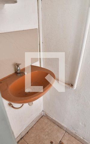 Casa para alugar com 400m², 2 quartos e 2 vagasBanheiro - Fundos
