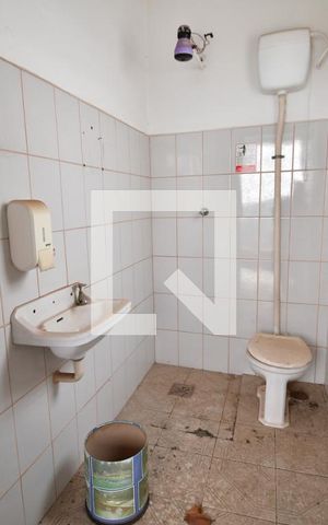 Casa para alugar com 400m², 2 quartos e 2 vagasPorão - Banheiro