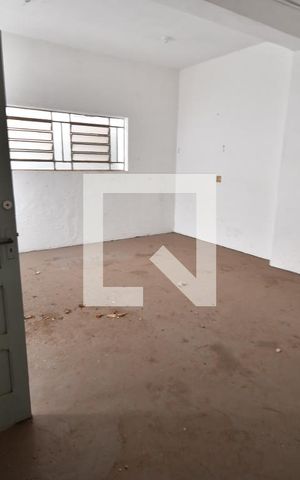 Casa para alugar com 400m², 2 quartos e 2 vagasPorão - Sala