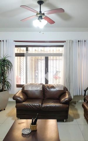 Casa à venda com 256m², 4 quartos e 6 vagasSala