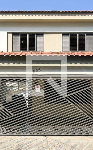 Casa à venda com 256m², 4 quartos e 6 vagasFachada + plaquinha