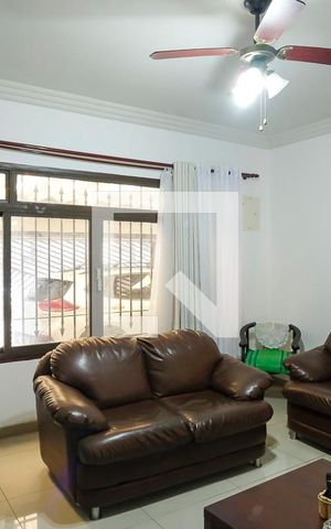 Casa à venda com 256m², 4 quartos e 6 vagasSala