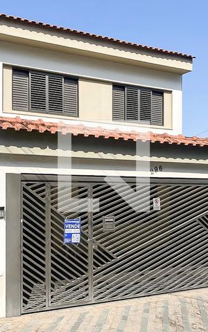 Casa à venda com 256m², 4 quartos e 6 vagasFachada + plaquinha