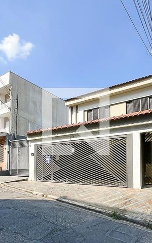 Casa à venda com 256m², 4 quartos e 6 vagasFachada + plaquinha