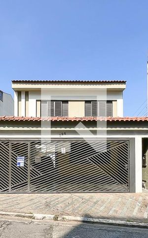 Casa à venda com 256m², 4 quartos e 6 vagasFachada + plaquinha