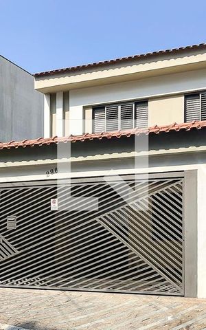 Casa à venda com 256m², 4 quartos e 6 vagasFachada + plaquinha
