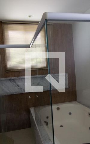 Casa à venda com 563m², 4 quartos e 2 vagas Casa à venda com 563m², 4 quartos e 2 vagasBanheiro da Suíte 1