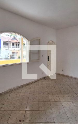 Casa à venda com 64m², 2 quartos e 4 vagas Casa à venda com 64m², 2 quartos e 4 vagasSala