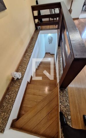 Casa à venda com 250m², 5 quartos e 5 vagasEscada