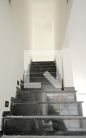 Casa à venda com 160m², 3 quartos e 3 vagasEscada
