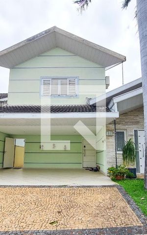 Casa de condomínio para alugar com 349m², 4 quartos e 6 vagas Casa de condomínio para alugar com 349m², 4 quartos e 6 vagasFachada