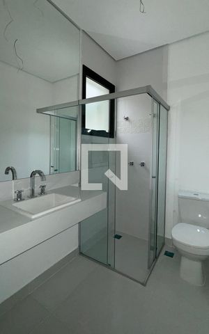 Casa de condomínio à venda com 556m², 4 quartos e 3 vagasbanheiro da Suíte 5