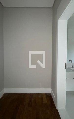 Casa de condomínio à venda com 556m², 4 quartos e 3 vagasCloset da suíte 3