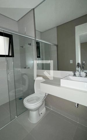 Casa de condomínio à venda com 556m², 4 quartos e 3 vagasBanheiro da Suíte 1