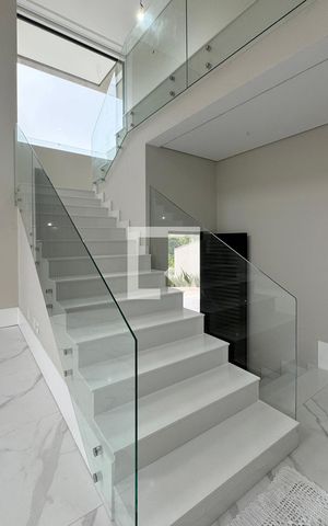 Casa de condomínio à venda com 556m², 4 quartos e 3 vagasEscada