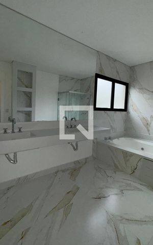 Casa de condomínio à venda com 556m², 4 quartos e 3 vagasBanheiro da Suíte 2