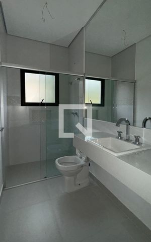 Casa de condomínio à venda com 556m², 4 quartos e 3 vagasBanheiro da Suíte 4