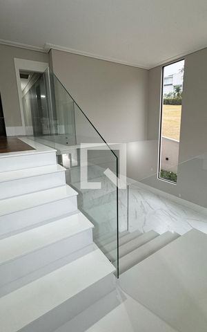 Casa de condomínio à venda com 556m², 4 quartos e 3 vagasEscada