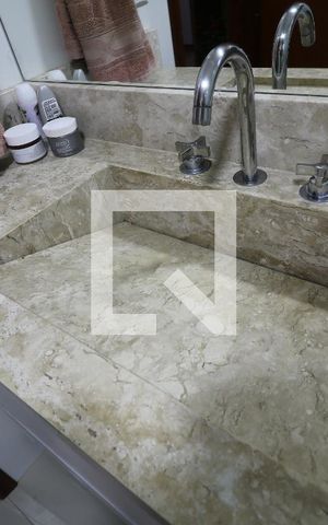 Apartamento à venda com 139m², 4 quartos e 2 vagasBanheiro da Suíte 2 - Pia