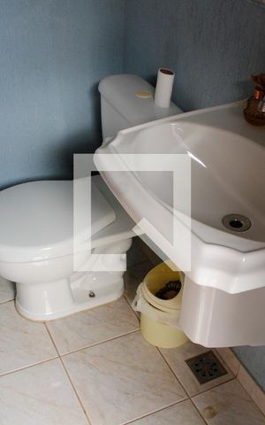 Casa à venda com 200m², 5 quartos e 2 vagas Casa à venda com 200m², 5 quartos e 2 vagasBANHEIRO QUINTAL