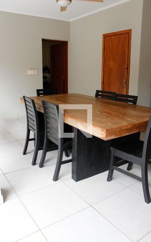 Casa à venda com 200m², 5 quartos e 2 vagas Casa à venda com 200m², 5 quartos e 2 vagasÁREA EXTERNA FUNDO