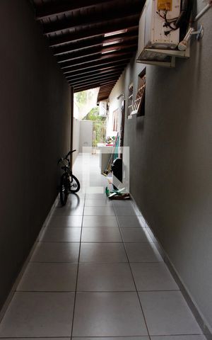 Casa à venda com 200m², 5 quartos e 2 vagas Casa à venda com 200m², 5 quartos e 2 vagasCORREDOR LATERAL