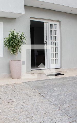 Casa à venda com 200m², 5 quartos e 2 vagas Casa à venda com 200m², 5 quartos e 2 vagasÁREA EXTERNA FRENTE