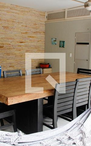 Casa à venda com 200m², 5 quartos e 2 vagas Casa à venda com 200m², 5 quartos e 2 vagasÁREA EXTERNA FUNDO