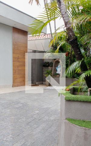 Casa à venda com 200m², 5 quartos e 2 vagas Casa à venda com 200m², 5 quartos e 2 vagasÁREA EXTERNA FRENTE