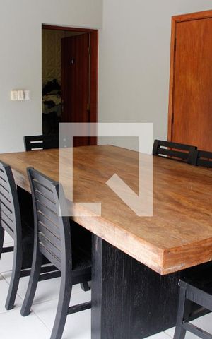 Casa à venda com 200m², 5 quartos e 2 vagas Casa à venda com 200m², 5 quartos e 2 vagasÁREA EXTERNA FUNDO