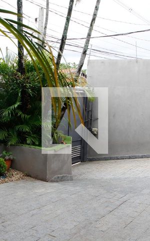 Casa à venda com 200m², 5 quartos e 2 vagas Casa à venda com 200m², 5 quartos e 2 vagasÁREA EXTERNA FRENTE