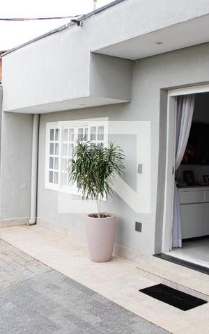 Casa à venda com 200m², 5 quartos e 2 vagas Casa à venda com 200m², 5 quartos e 2 vagasÁREA EXTERNA FRENTE