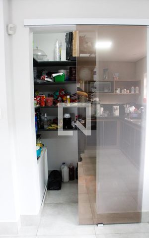 Casa à venda com 200m², 5 quartos e 2 vagas Casa à venda com 200m², 5 quartos e 2 vagasDISPENSA